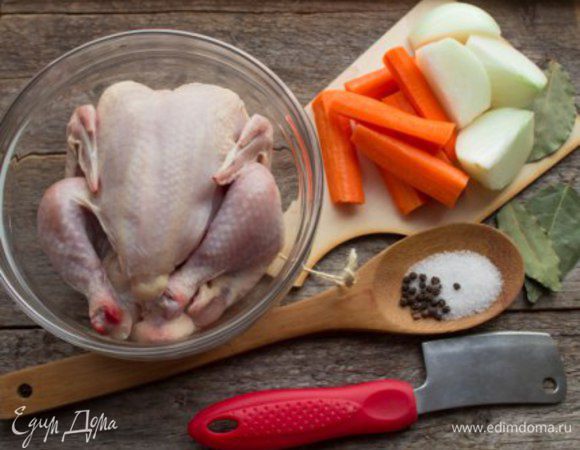 Сварить бульон из цыпленка с добавлением лука, моркови, лаврового листа и специй. Процедить. Нам понадобится 1 литр бульона, остальной можно заморозить.
