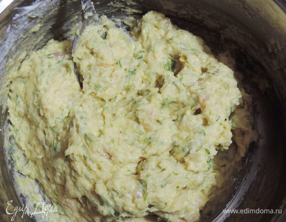 Добавляем мелконарезанный укроп (количество берите по вкусу) и муку с содой. Перемешиваем, тесто получается довольно густое. Ложки муки я набирала с небольшой горкой.