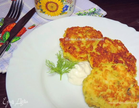 Готовые оладушки подаем со сметаной.