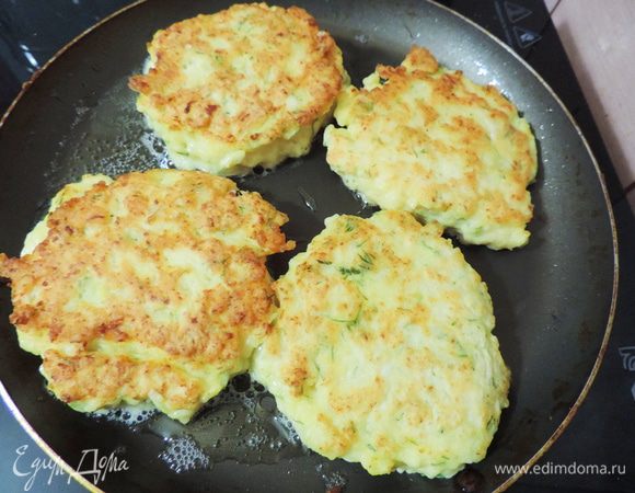 Выкладываем полученную массу на сковороду с разогретым маслом. Жарим на огне чуть больше среднего до золотистой корочки с обоих сторон.