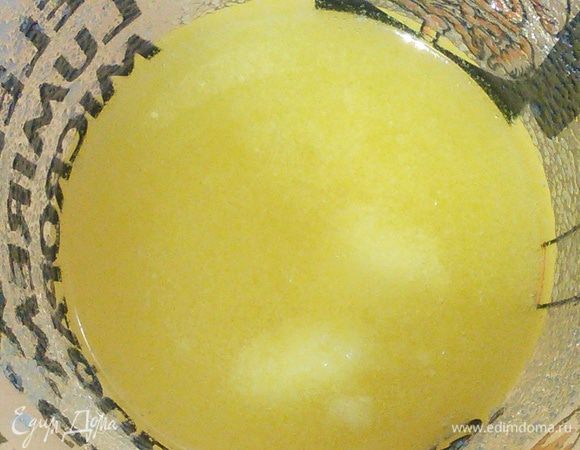 Топленое масло растворите и охладите до комнатной температуры. 