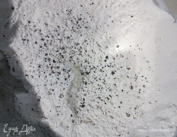 В чашу комбайна просейте муку, соедините с солью, сахаром и перцем. 