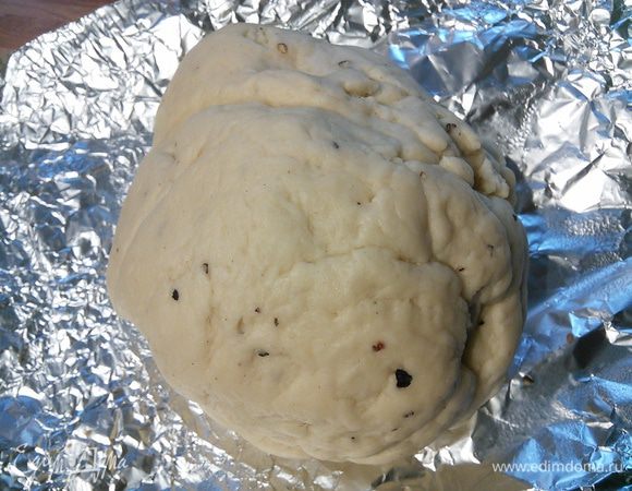 Тесто оберните в плёнку и оставьте на 40 минут на отдых. 
