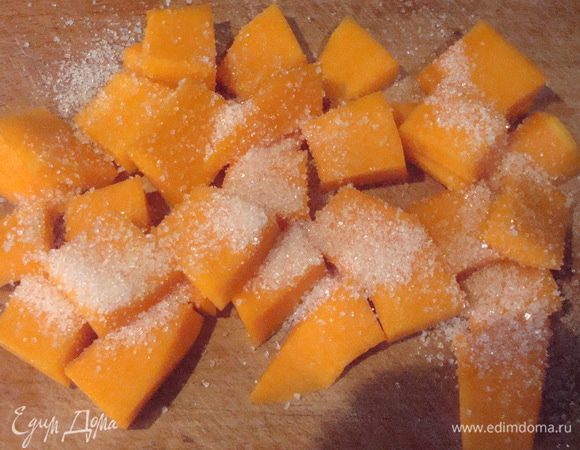 Тыкву очистить, нарезать кусочками и присыпать сахаром. Обжарить на сковороде на оливковом масле, чтобы карамелизировалась.