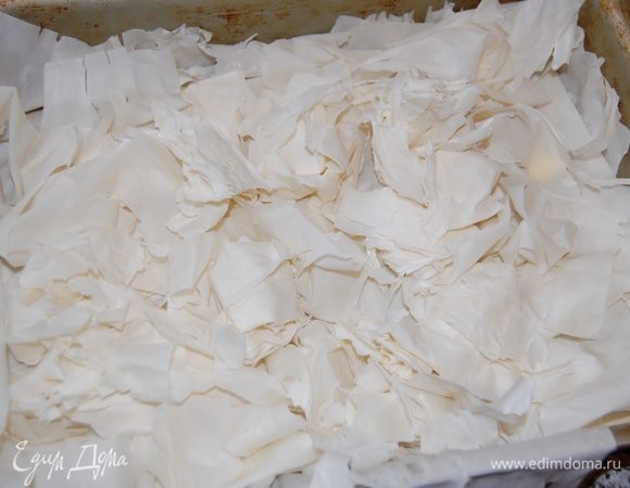 Тесто разморозить. Взять емкость для запекания любой формы. Смазать чуть-чуть растительным маслом. Выложить на дно несколько листов. Я их даже порвала на полоски и уложила внахлест. Между слоями положить крошечные кусочки сливочного масла.