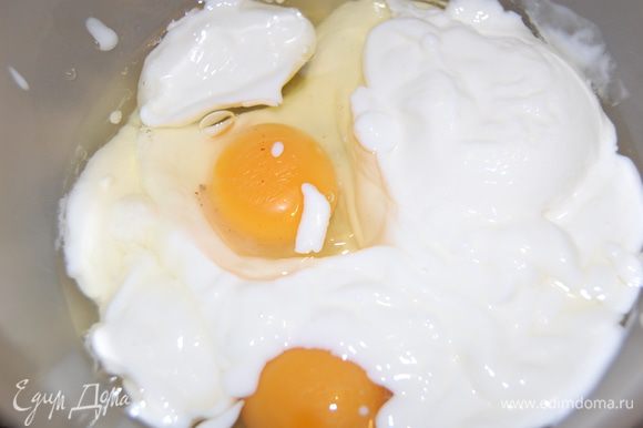 Смешать венчиком 2 яйца и йогурт. Залить сверху и поставить в разогретую до 180-200 градусов духовку. Печь, пока не запечется яичная смесь. Минут 20. Поедать с удовольствием в горячем или холодном виде. Приятного аппетита.