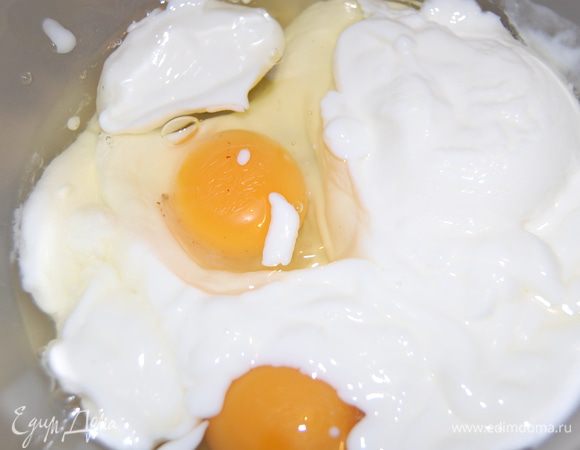 Смешать венчиком 2 яйца и йогурт. Залить сверху и поставить в разогретую до 180–200°C духовку. Печь, пока не запечется яичная смесь. У меня ушло 20 минут. Поедать с удовольствием в горячем или холодном виде. Приятного аппетита!