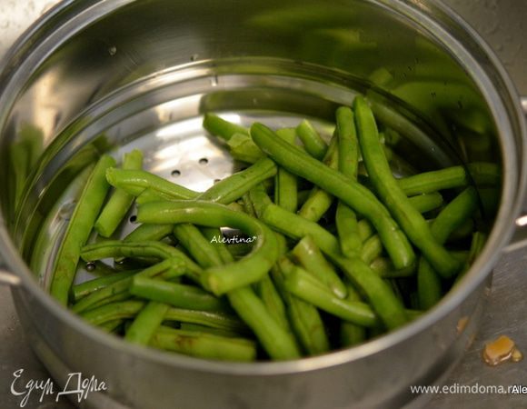 Кончики зеленой фасоли отрезать, фасоль помыть. Отварить в соленой кипящей воде примерно 6 минут. Воду слить.