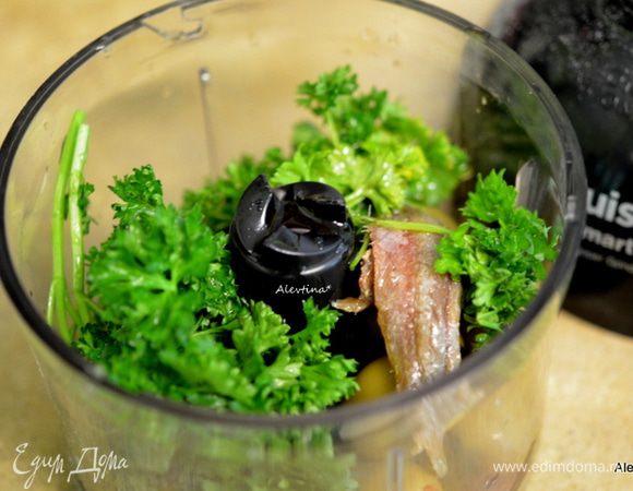 Взбить в блендаре в пюре: пучок петрушки, баночку оливок без косточки, примерно 1 стакан, анчоусы филе, уксус и оливковое масло.