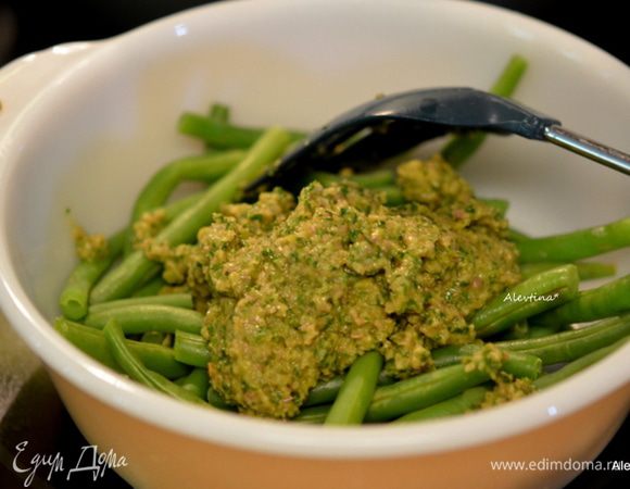 Смешать фасоль готовую со смесью оливок.