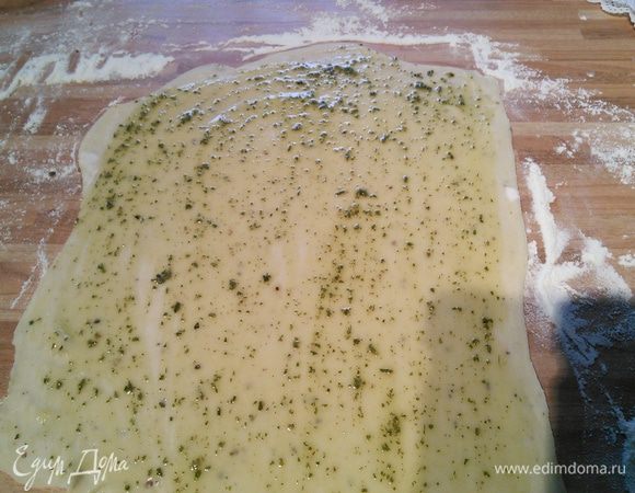 Тесто разделите на 6 частей. Каждую раскатайте в прямоугольник, обильно смажьте маслом (я его растопила).