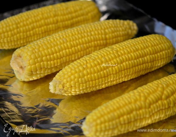 Кукурузу очистить от початка. На противень выложить очищенную кукурузу.