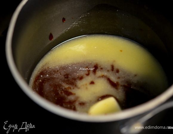 На плите в небольшой кастрюльке  растопить сливочное масло, смешать с соусом барбекю.