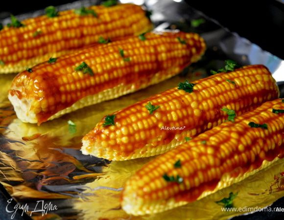 Смазать кукурузу с маслиничным барбекю соусом. Посыпать зеленью. Готовить в режиме бройл в духовке или в горячей духовке 200 гр. 5-10 минут.
Либо на разогретом гриле.