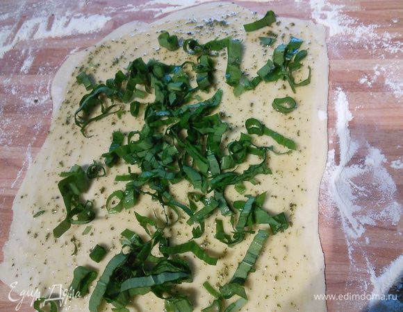 Посыпьте зеленью. 