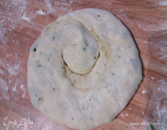 Аккуратно раскатайте улитку в лепёшку. Внешний кончик постоянно норовил отклеиться, но на результат это не повлияло. В таком виде лепёшки можно заморозить, это очень удобно, если семья небольшая. 