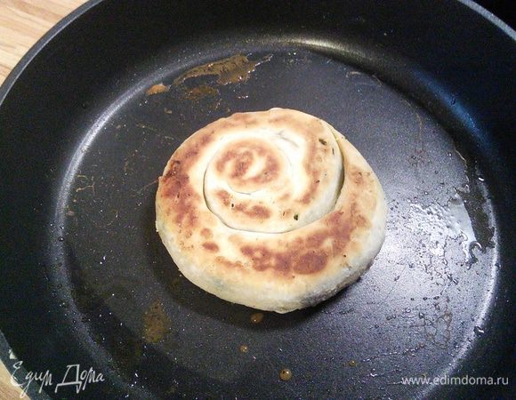 Жарятся лепёшечки на топлёном масле с обеих сторон на среднем огне до румяной корочки. 