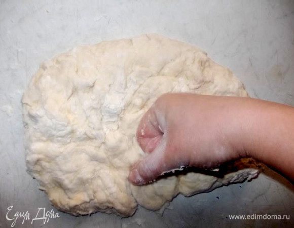 Месим хорошенько, кулачками, уже на столе. Подворачивая сразу один край во внутрь, затем другой наверх, потом левый, потом правый. При надобности, макая руки в водичку.