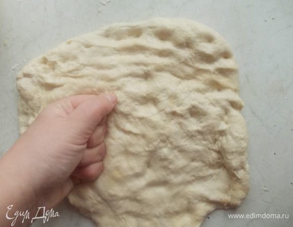 Месим, пока тесто не станет крутым, но однородным.