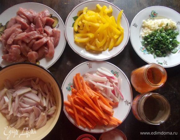 Тем временем, приготовим подлив для лагмана. Мясо, перец, лук, морковь и редис, порежем соломкой, чеснок и зелень мелко. 