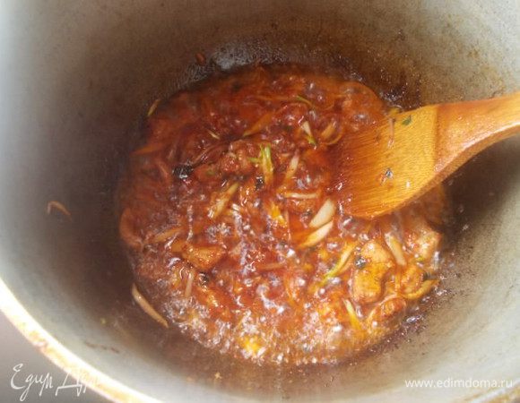 Добавить томатное пюре и продолжать мешать.