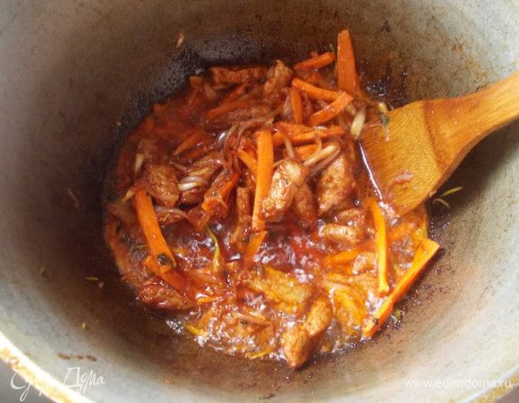 Отправить в казан морковь и редиску, обжаривать помешивая.