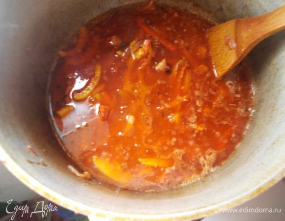 Затем наливаем воды или бульона, чтобы она покрывала овощи с мясом. Тушим пол часа.