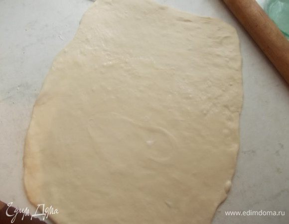 Вернемся к нашей лапше. Ее нужно раскатать не тонко, смазать половину теста маслом и сложить пополам.