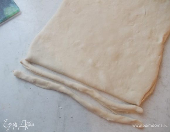 Теперь режем тесто, на вот такие полосочки. Смазываем их маслом и снова складываем в пакет на 15 минут.