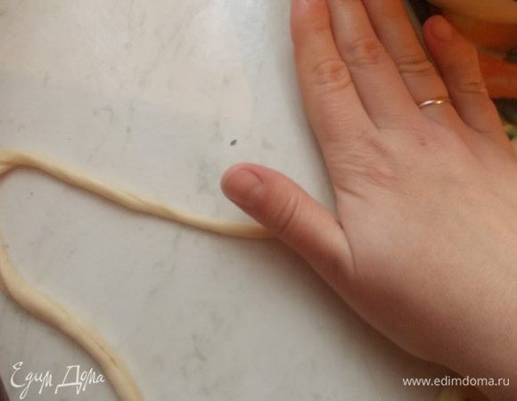 Через 15 минут достаем из пакета по одной полосочке и начинаем раскатывать ее на столе ладошкой, не сильно тонко.