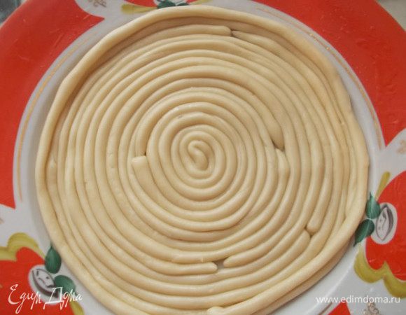 Вот так поступаем со всеми полосочками, укладываем их в один ряд, затем смазываем маслом и начинаем выкладывать второй ряд и так далее. Накрыть пакетом и оставить еще на 15 минут.