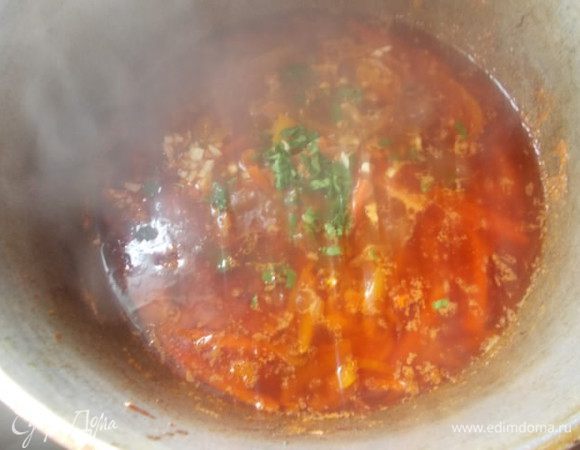 Тем временем наш подлив готов, добавить немного чесночка и зелени, пару минут потушить и выключить.