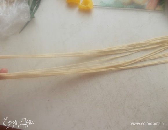 Сложно и тянуть лапшу и фотографировать, но я попытаюсь объяснить словами. После того, как мы пальчиками вытянули одну лапшу, она получится очень длинной. Сложив ее в несколько рядов, как ковбои веревку наматывают на локоть, мы берем за оба конца всю лапшу и бьем об стол несколько раз, как плеткой. Не бойтесь, она не порвется, а станет еще длиннее и ровнее.