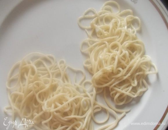 Бросаем в кипящую воду лапшу, варим 2 минуты и вытягиваем. Очень удобно это делать ложкой для спагетти с зубчиками. Сразу окунаем в холодную воду, пару секунд и на блюдо. Не бойтесь она не слипнется. Также поступаем со всей лапшой. Когда уже набьете руку, пока варится первая, прекрасно можно вытянуть вторую лапшу и так далее.