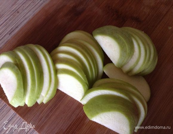 Для роз одно яблоко нарезать на дольки.