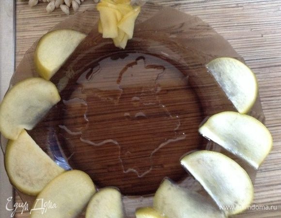 Сложить на край тарелки, чтобы ушла лишняя жидкость, сформировать розы.