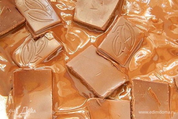 70 г шоколада растопить на водяной бане до однородного состояния или в микроволновой печи.