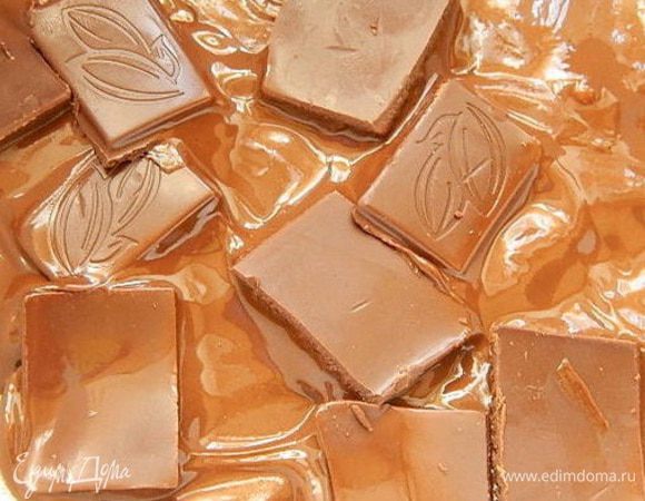 70 г шоколада растопить на водяной бане до однородного состояния или в микроволновой печи.