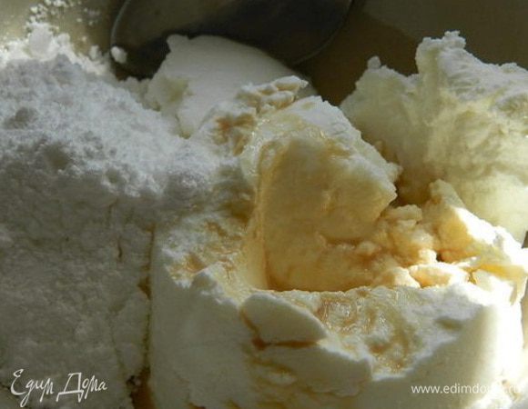 В миске смешать сыр, сахарную пудру и ликер. Пудру регулируйте по вкусу.