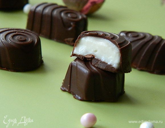 Хранить конфеты в хорошо закрытой таре в холодильнике или морозильной камере. После морозилки напоминает мороженое! Приятного аппетита!