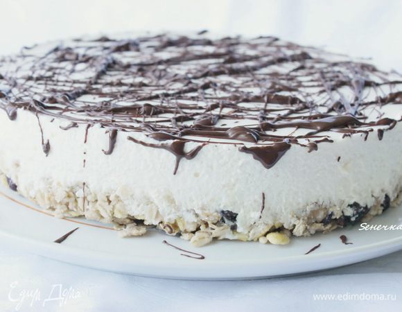 Готовый торт можно украсить растопленным шоколадом.
