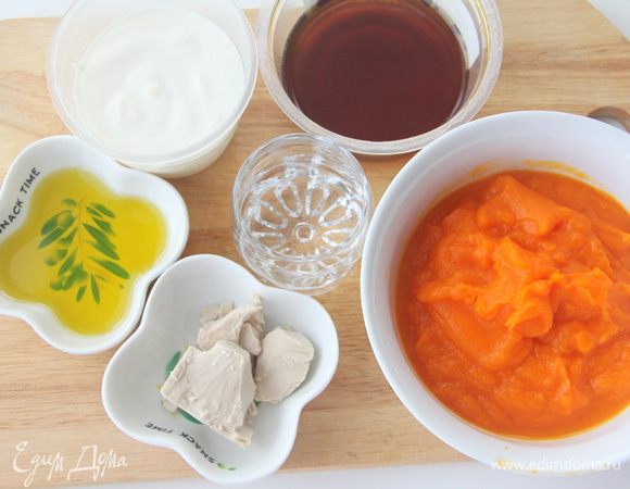 Приготовить тыквенное пюре. Это на ваш выбор: можно купить готовое пюре, можно запечь или сварить тыкву и пюрировать блендером. Дрожжи растворить в тёплой воде. Смешать все ингредиенты: тыквенное пюре, оливковое масло, сметану, мёд, дрожжи. 