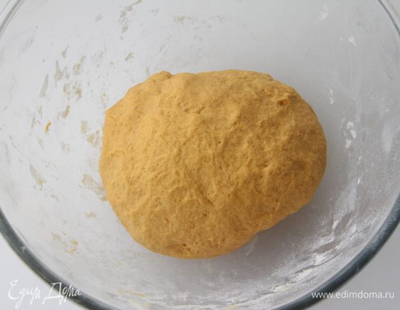 Добавить муку и замесить тесто. Вымешивать руками минут 8. Оставить на подъём в тёплом месте на 1,5 часа. Чтобы на тесте не образовалась корка, миску я всегда закрываю пищевой плёнкой.