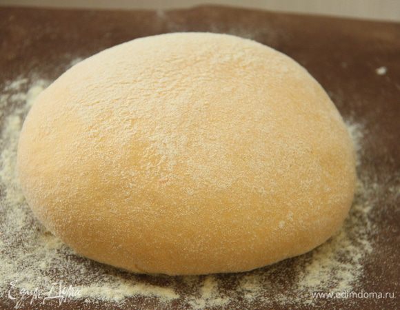 Тесто выложить на присыпанный кукурузной мукой стол, снова обмять, сформировать шар, выложить на расстойку на 1 час.