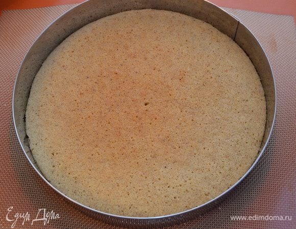  Растапливаем сливочное масло, снимаем с огня, добавляем семена ванили и сам стручок. Остужаем до комнатной температуры.

Все сухие ингредиенты смешиваем в чаше комбайна, используя насадку весло. Добавляем белки и смешиваем до состояния пасты. Добавляем остывшее сливочное масло. Выливаем тесто в форму 22см в диаметре и ставим в холодильник минимум на 2 часа. Выпекаем бисквит при 190С около 15 минут. Остужаем.