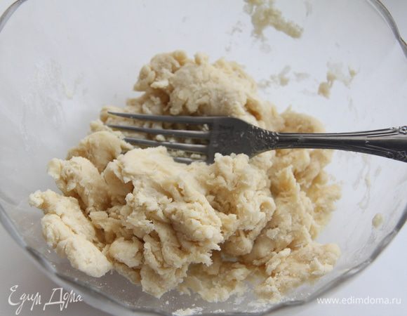 Муку просеять. Соединить муку, щепотку соли и сливочное масло, размять вилкой до состояния крошки. Руками слепить тесто в шар.