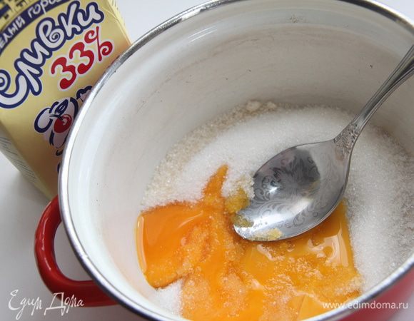 Два желтка растереть с 40 г сахарного песка, добавить муку, затем сливки.