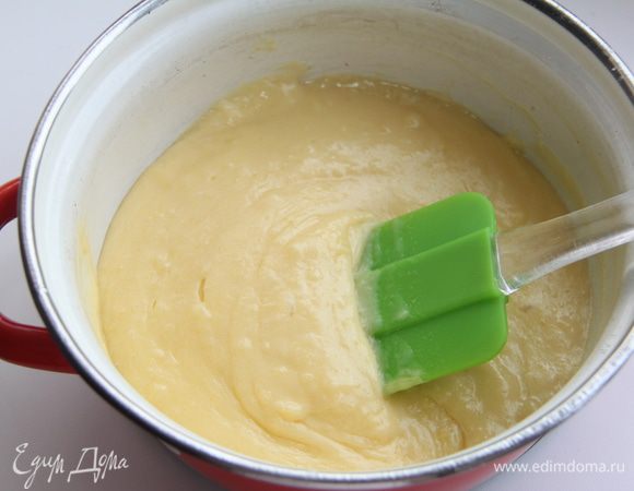 На медленном огне проварить массу до густоты сметаны, постоянно помешивая силиконовой лопаткой, чтобы крем не пригорел и стал однородным. 