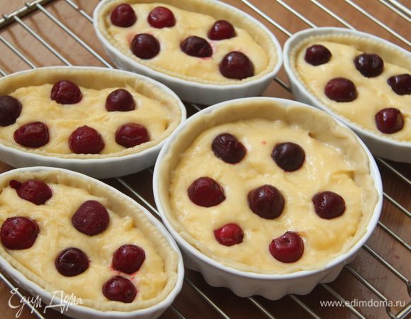 Начинка должна быть на полсантиметра ниже уровня теста, иначе при выпекании она убежит из формы. Выпекать при 180-200*С минут 30 (ориентируйтесь на особенности вашей духовки). 