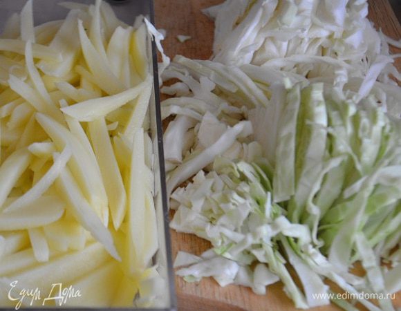 Картофель почистить и нарезать соломкой. Капусту нашинковать.